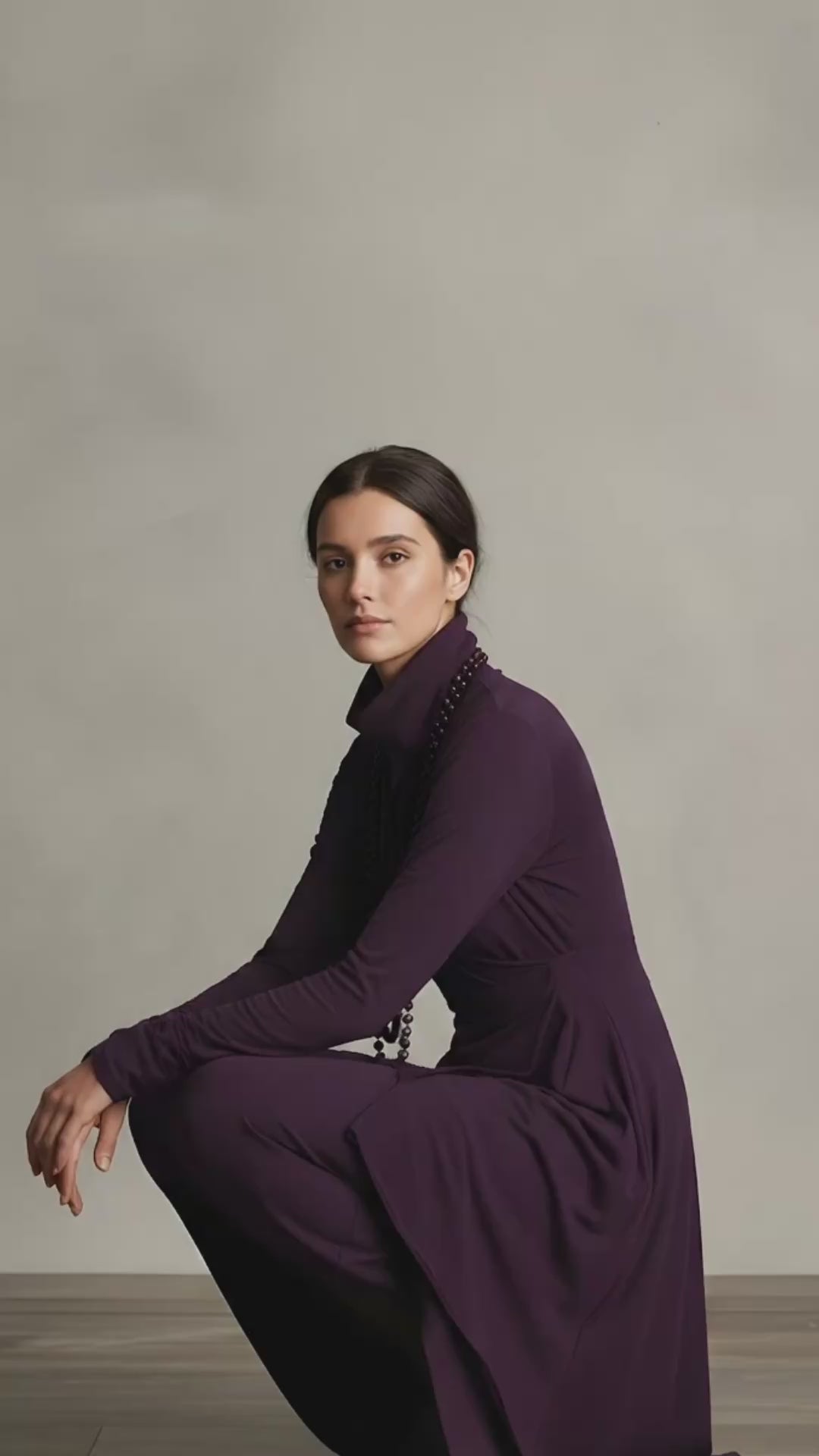 GIORGIA™ – VESTIDO MAXI PLISADO ASIMÉTRICO VIOLETA CON CUELLO ALTO